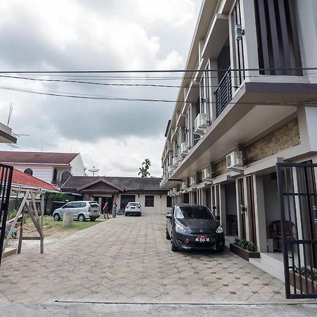 Hotel Reddoorz Syariah Near Tugu Juang Jambi Exterior foto