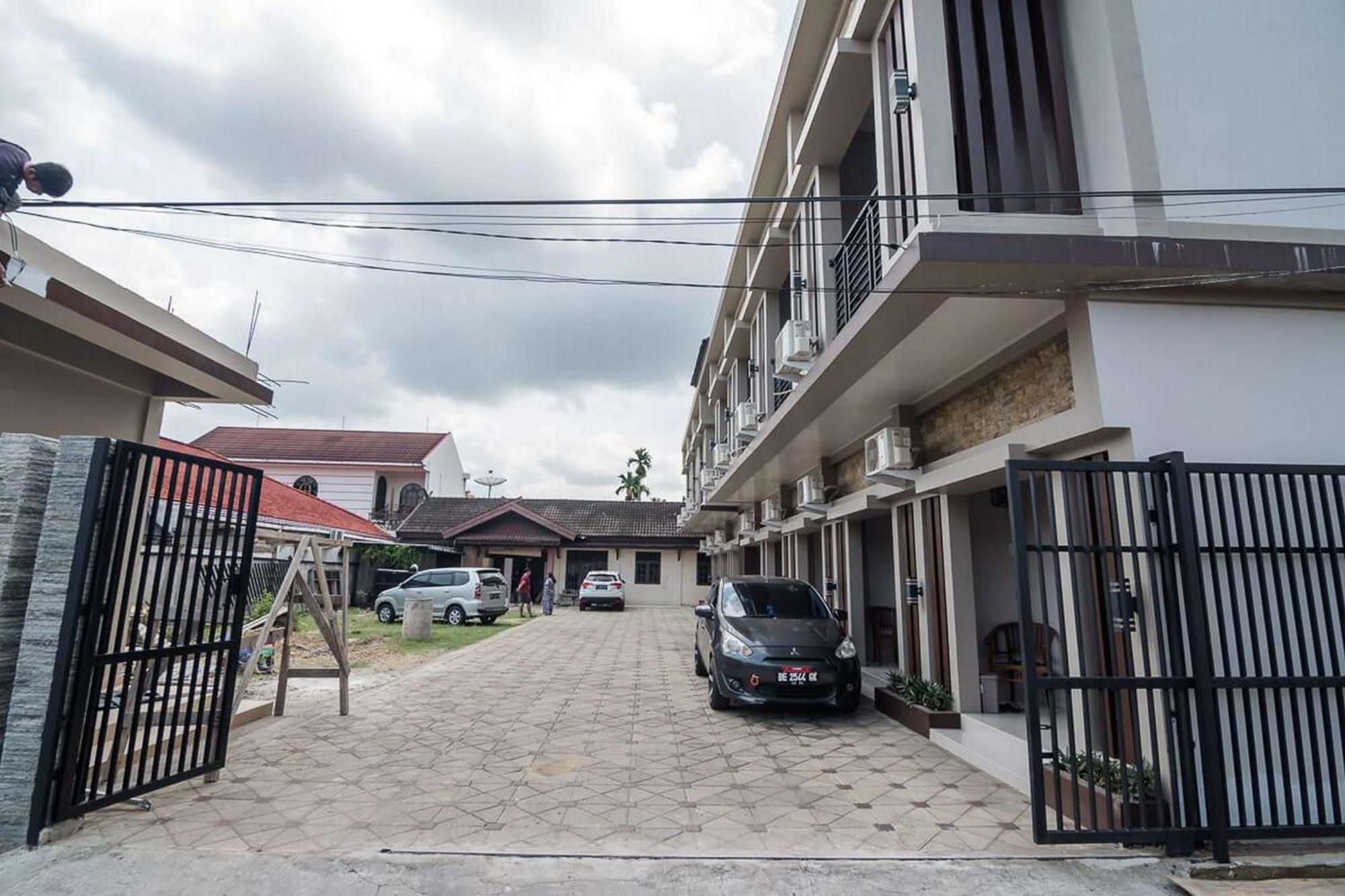 Hotel Reddoorz Syariah Near Tugu Juang Jambi Exterior foto